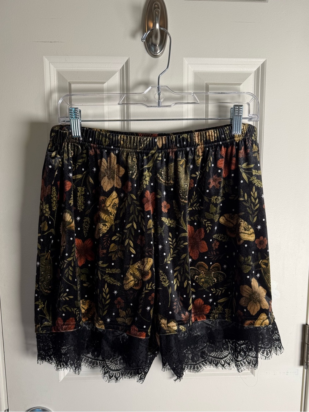 ROMWE Black Floral Lace-Trim Velvet Shorts
